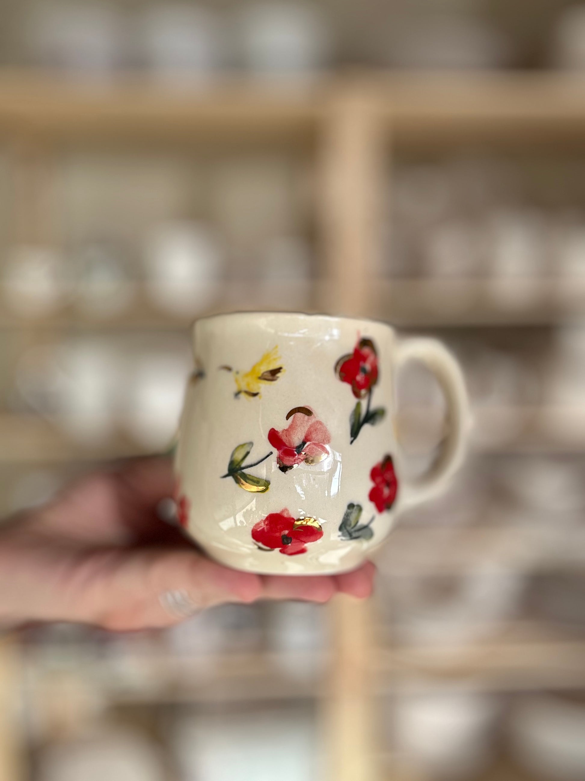 Taza colibrí con detalles en oro y flores rojas