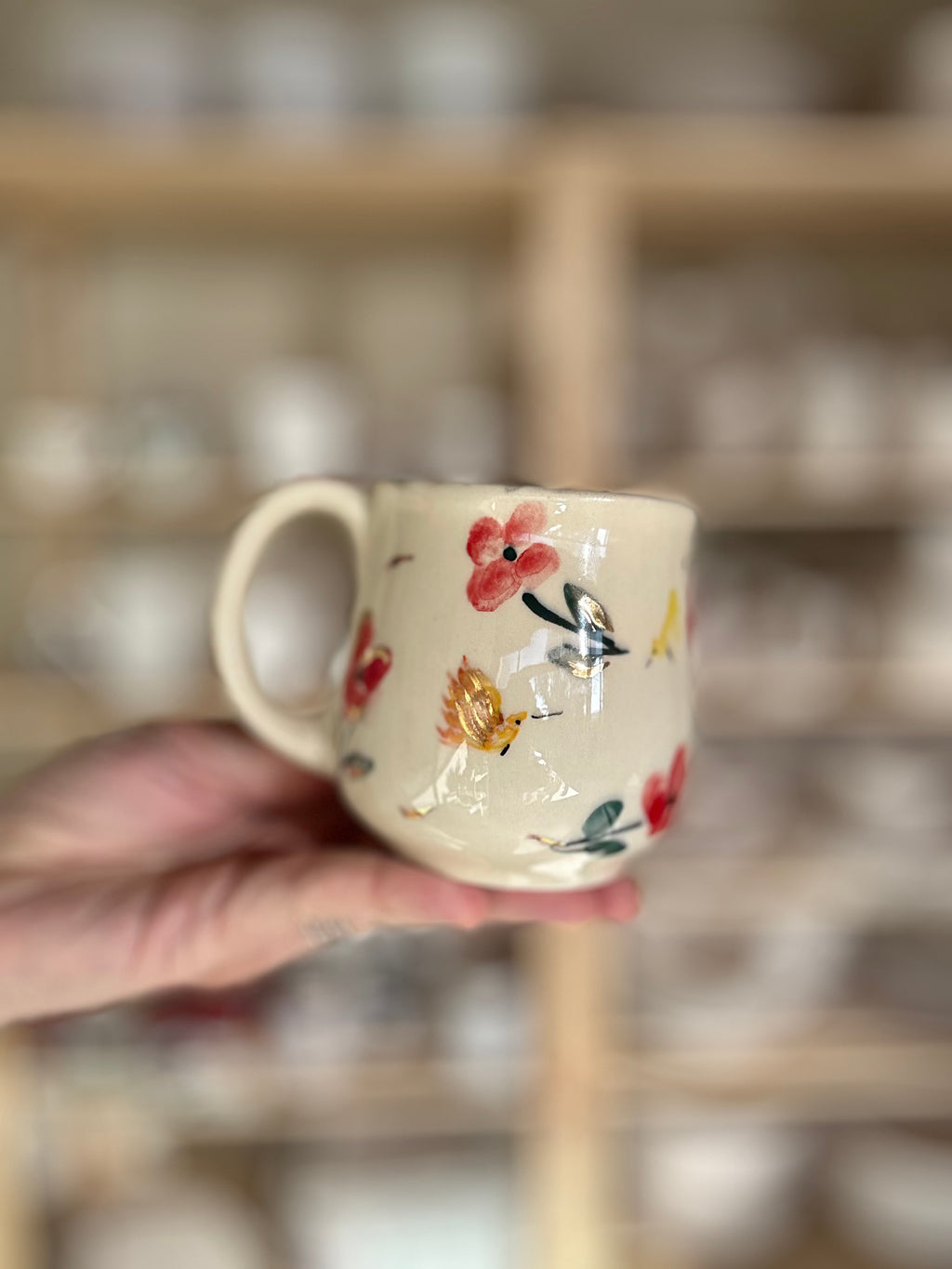 Taza colibrí con detalles en oro y flores rojas